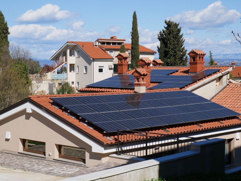 Placas solares sobre el tejado de teja de una vivienda unifamiliar