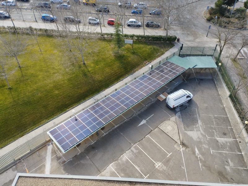 Marquesina fotovoltaica sobre las plazas de un aparcamiento, vista desde el aire