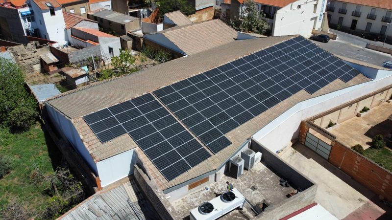 Instalación fotovoltaica en la cubierta de teja de un edificio, vista desde el aire