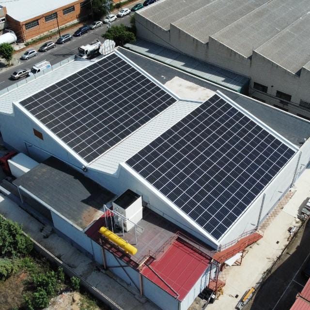 Nave industrial con placas solares en los dos faldones de la cubierta